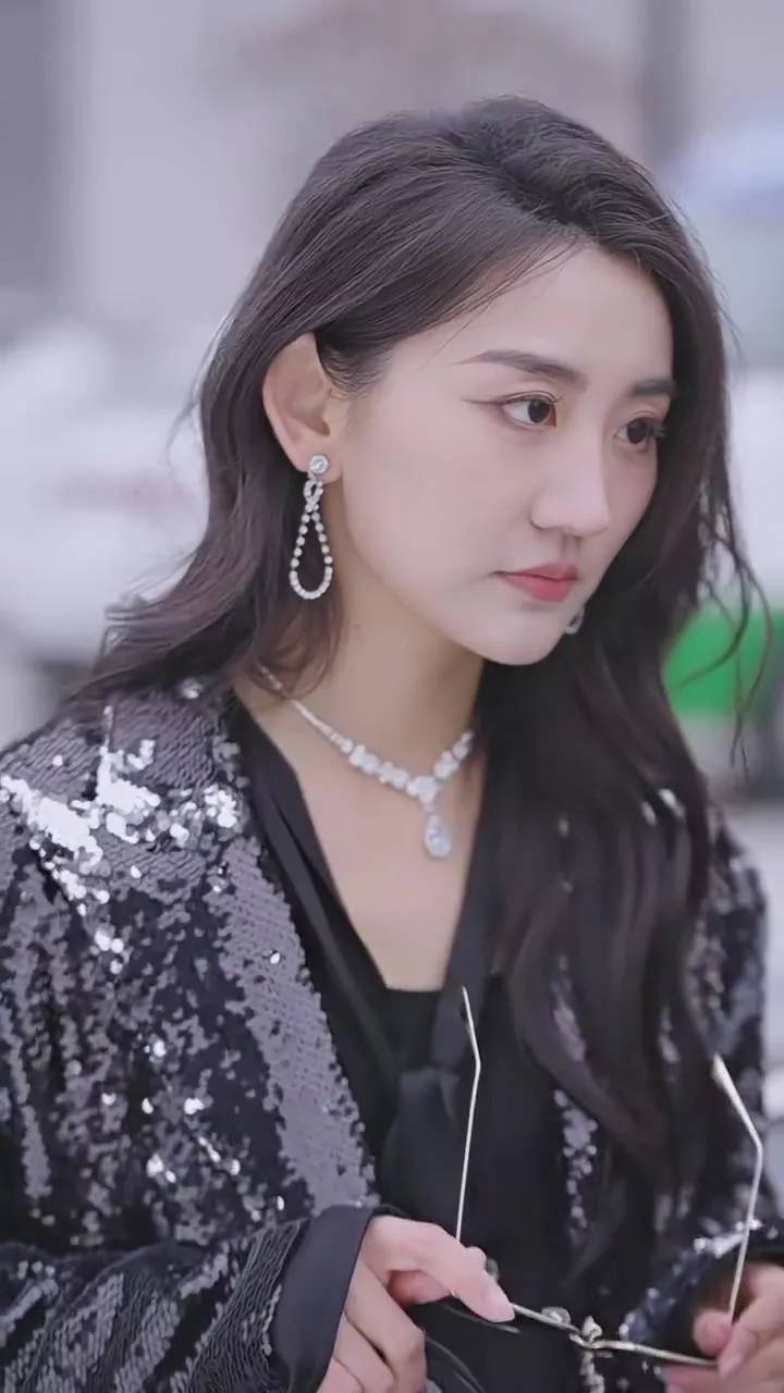 影帝夫人又去当群演了海报