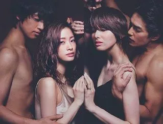进球如麻、奋力拼搏的女孩海报